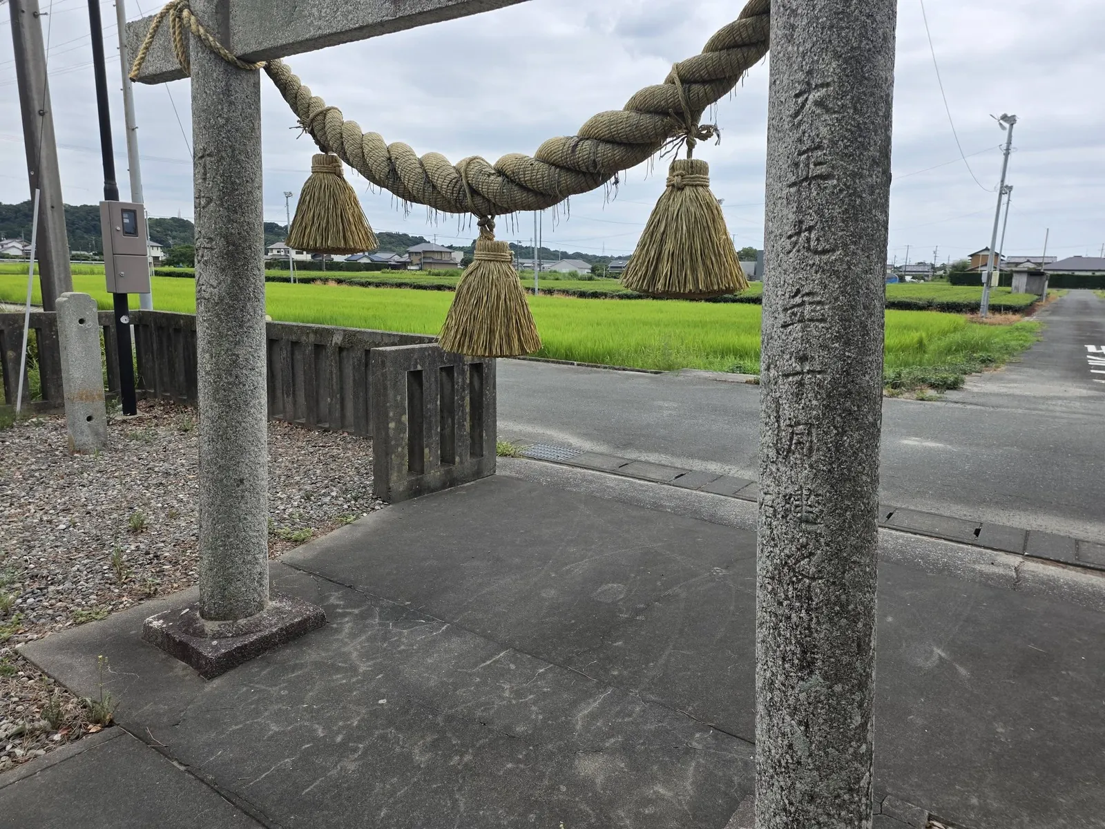 石造鳥居の注連縄と柱に刻まれた銘。