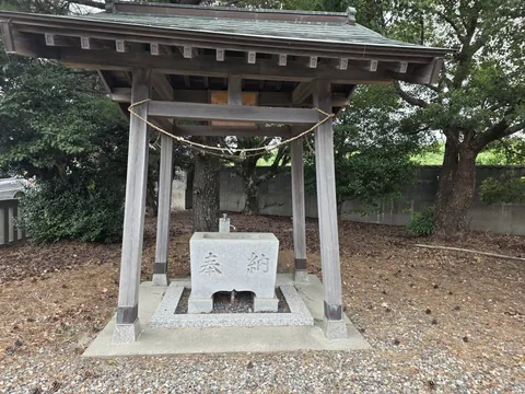境内の手水舎と「奉納」と刻まれた手水鉢。