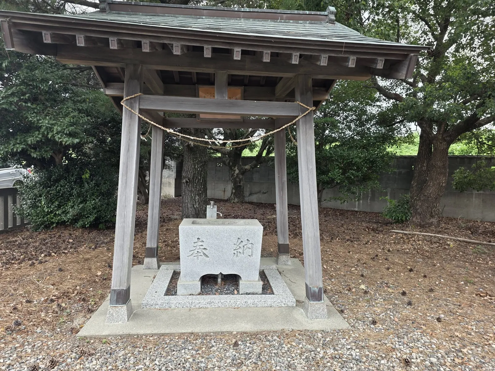 境内の手水舎と「奉納」と刻まれた手水鉢。