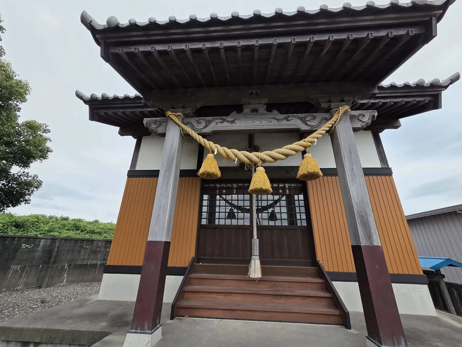 注連縄を備えた諏訪神社の社殿正面。