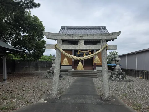 石造鳥居の正面から諏訪神社の社殿を望む。