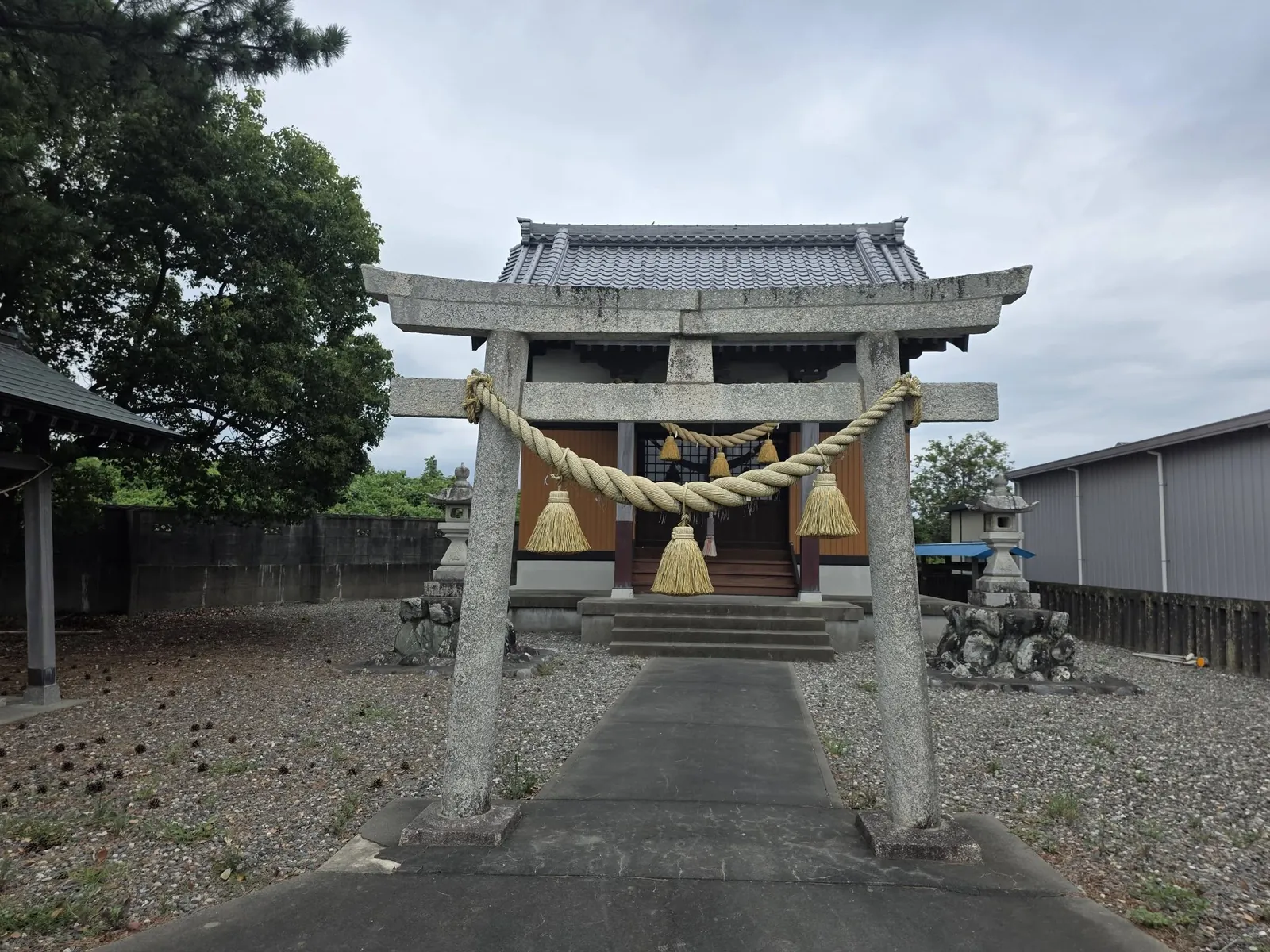 石造鳥居の正面から諏訪神社の社殿を望む。