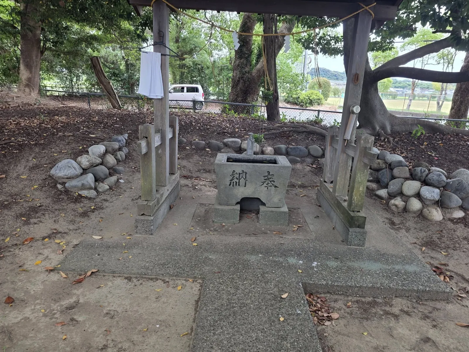 境内の手水舎と「奉納」と刻まれた手水鉢。