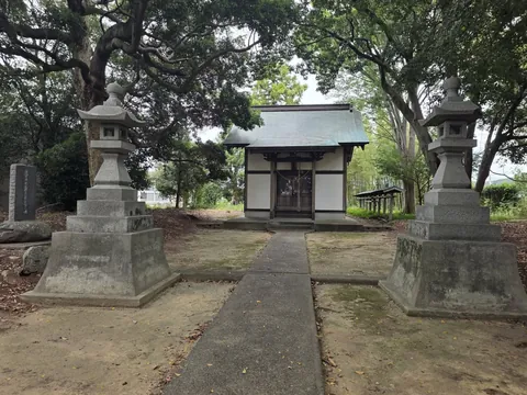 石灯籠の間から見た諏訪神社の社殿正面。