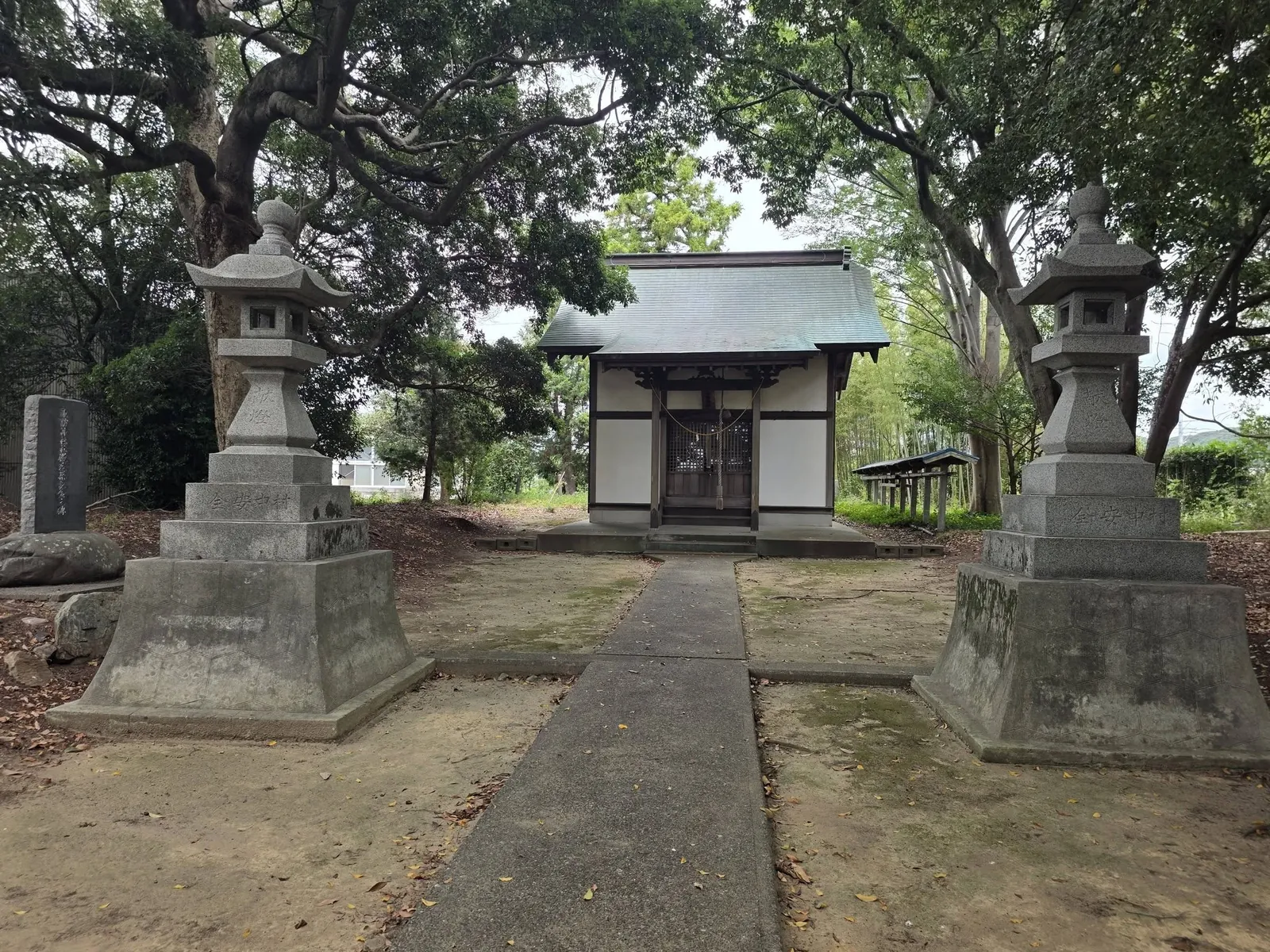 石灯籠の間から見た諏訪神社の社殿正面。