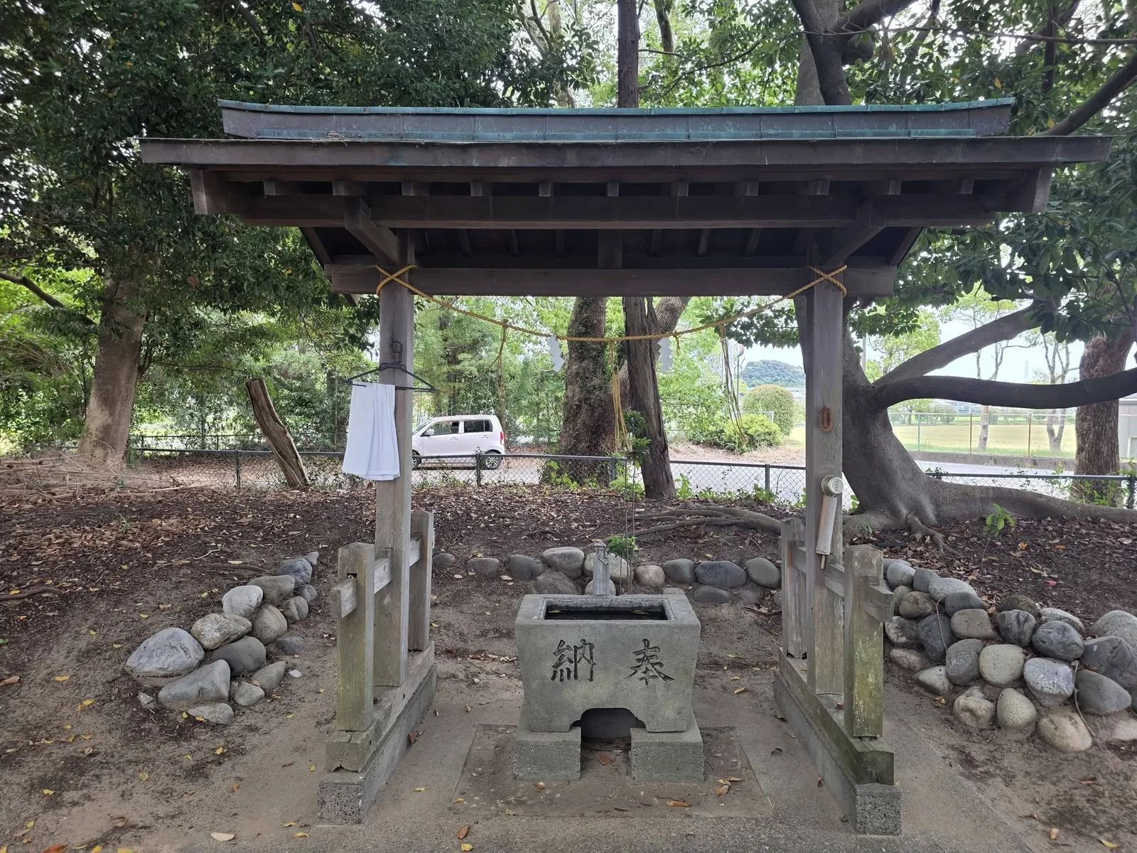 木造の手水舎と石造の手水鉢。