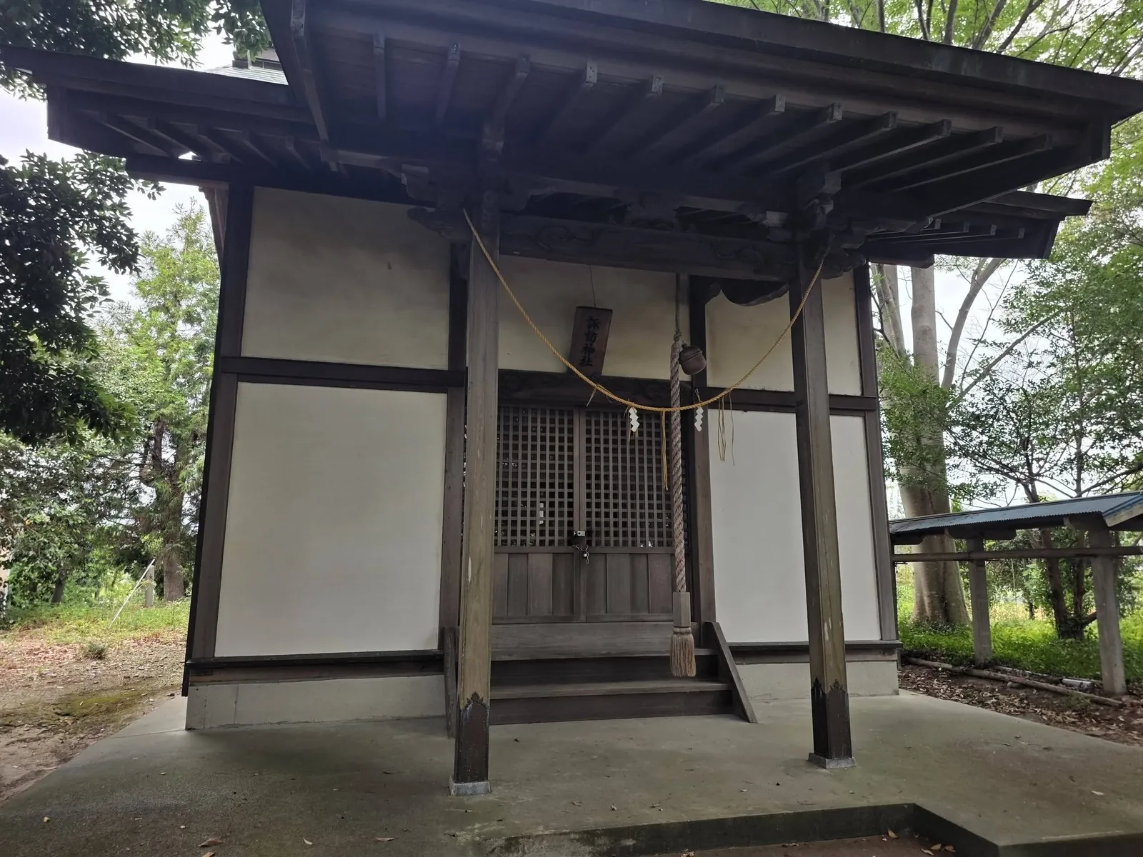 向拝と注連縄を備えた諏訪神社の社殿。