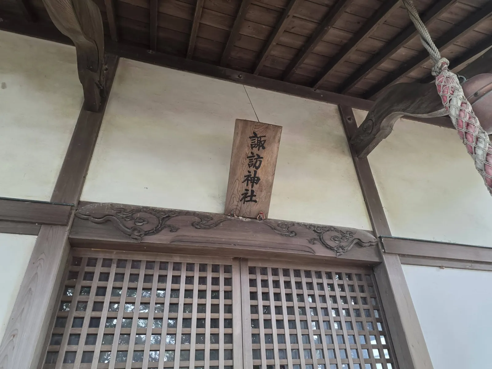 社殿に掲げられた「諏訪神社」の扁額。