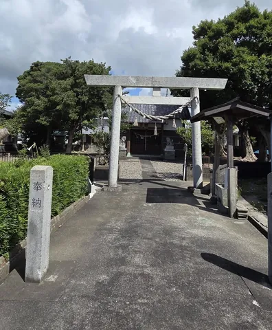 参道入口の石柱と石造鳥居、その先の社殿。