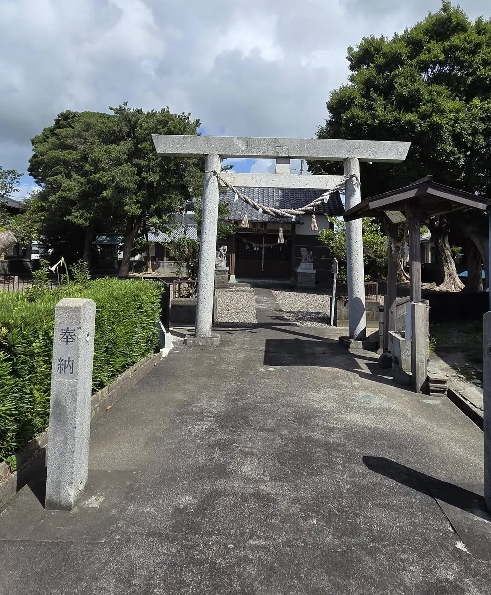 参道入口の石柱と石造鳥居、その先の社殿。