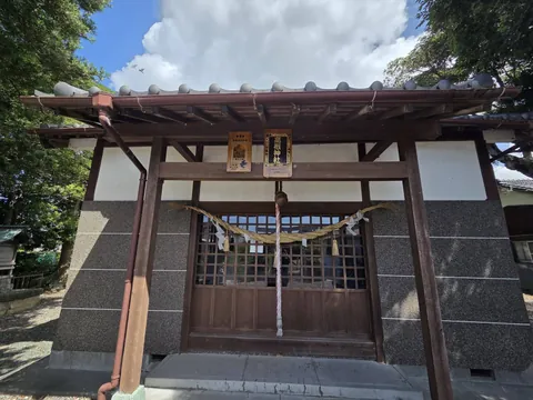 高根神社：高根神社の社号額を掲げた社殿正面。