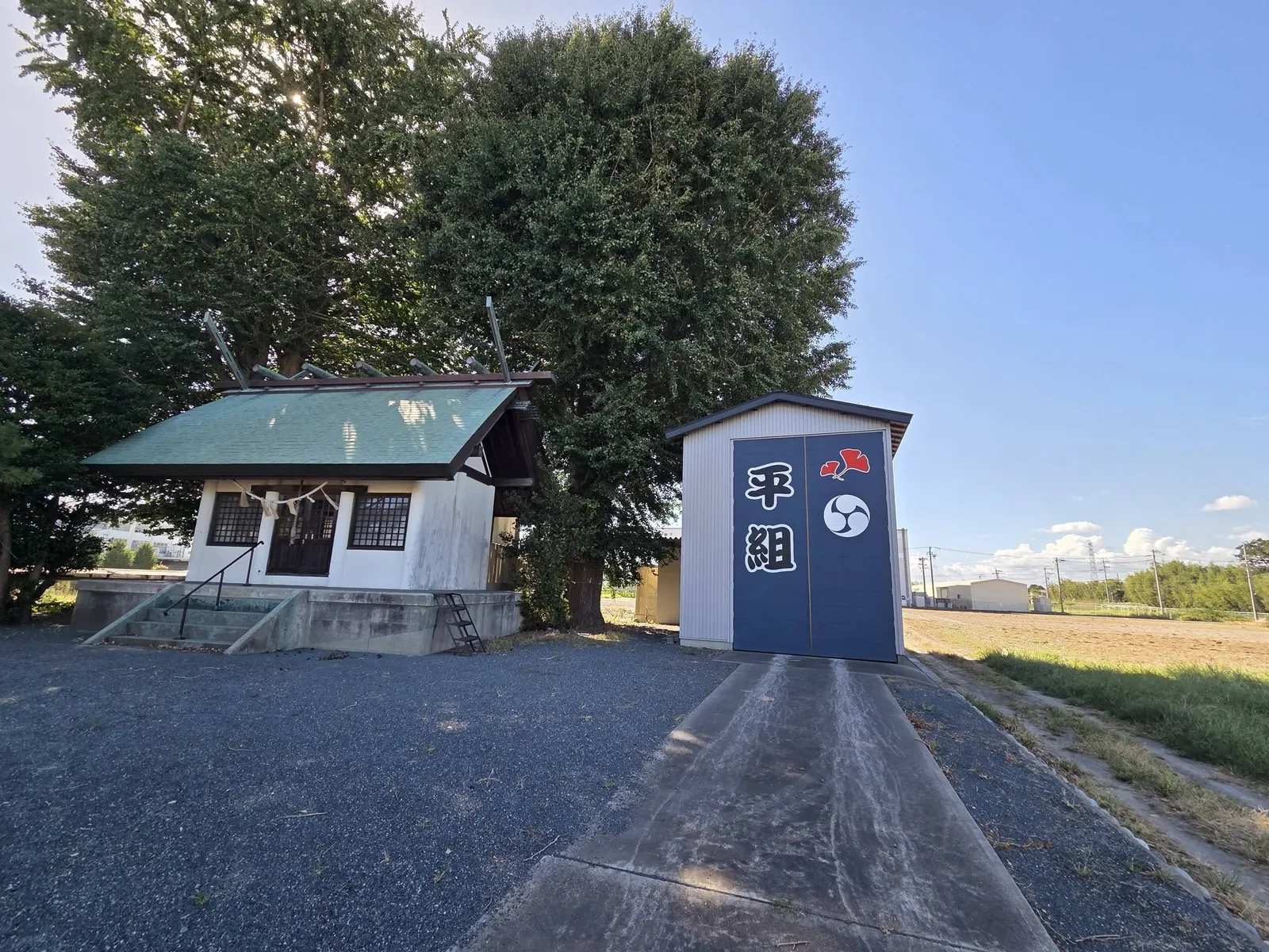 高根神社の社殿と、社殿脇の「平組」と記された建物。