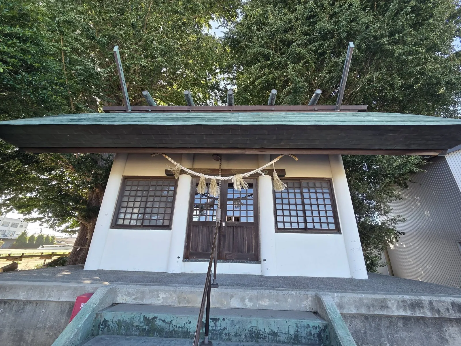 注連縄を掛けた高根神社の社殿正面。