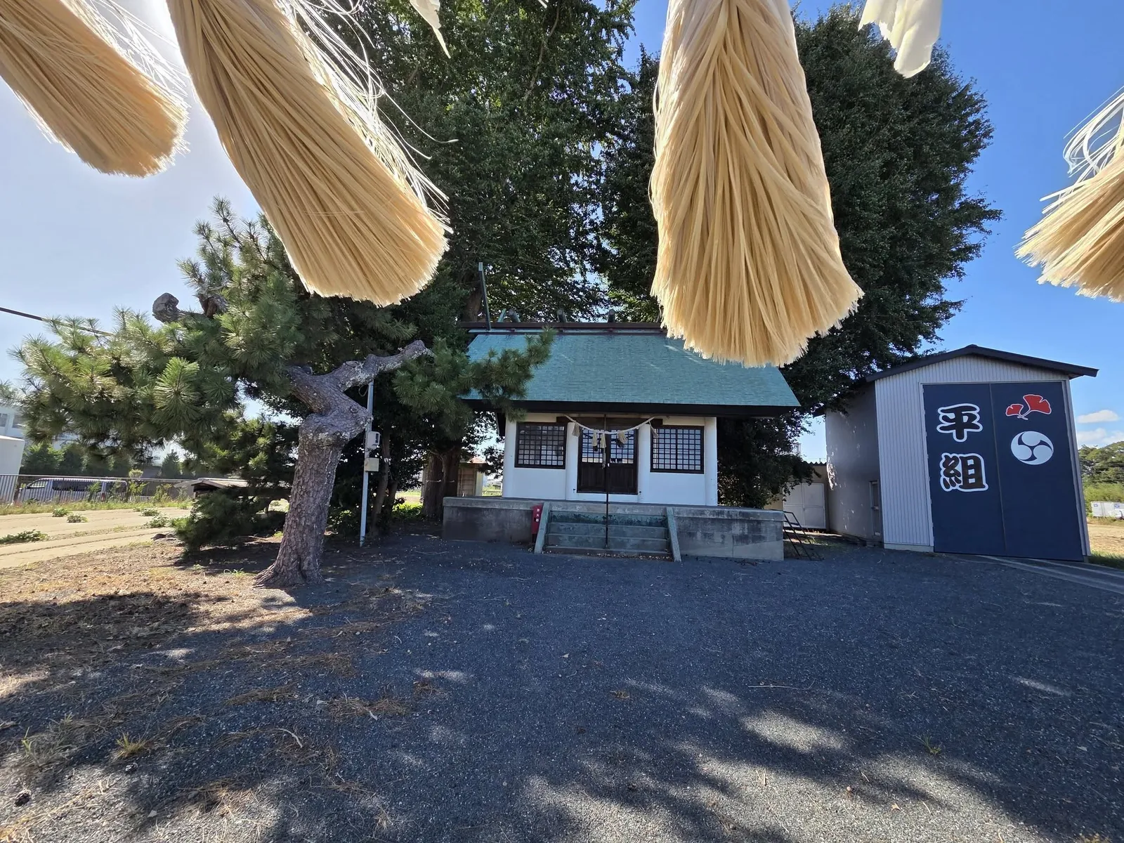 注連縄越しに高根神社の社殿を望む。