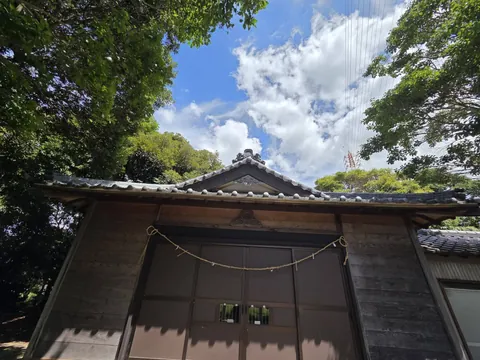 社殿妻側を見上げた図。棟の千木・鰹木の意匠と瓦屋根が確認できる。