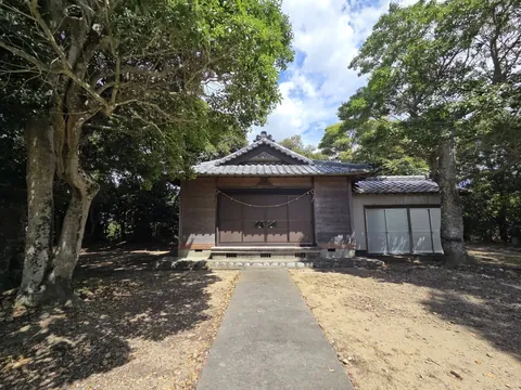 高根神社：正面から見た社殿。板戸に注連縄を掛け、切妻屋根の破風に懸魚を施す。