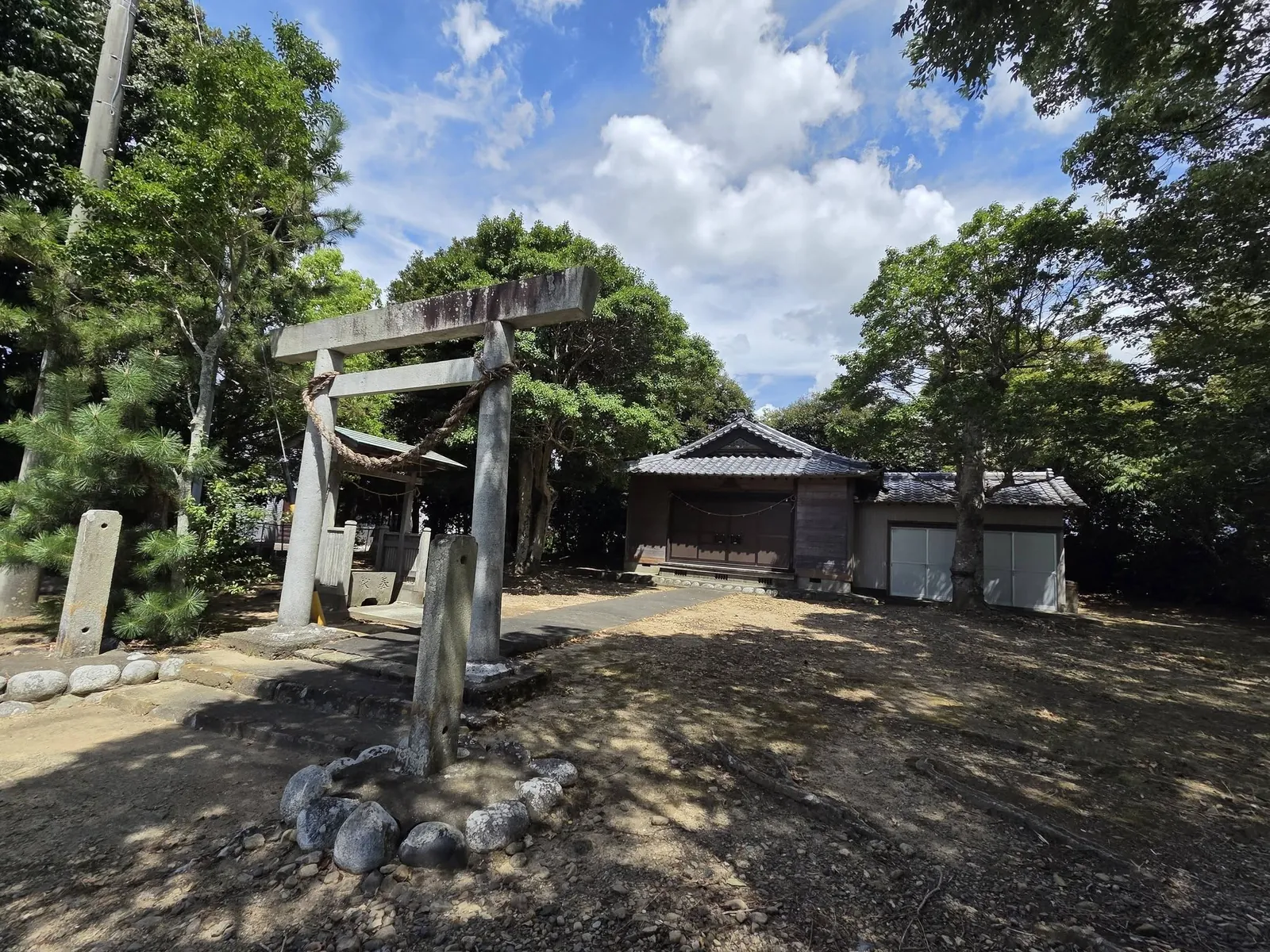 石段を上がった鳥居越しに社殿を望む参道。