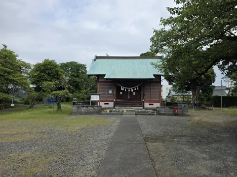 参道の先に鎮座する社殿正面。