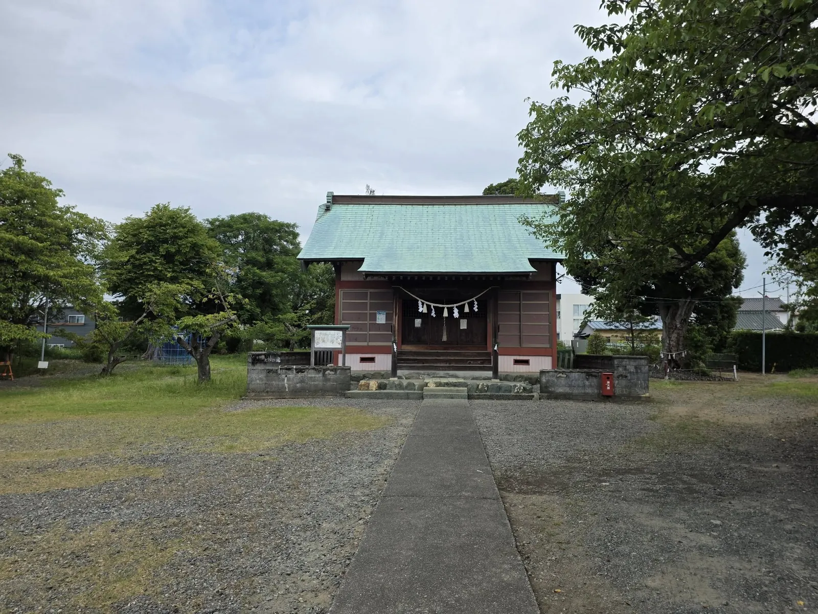 参道の先に鎮座する社殿正面。