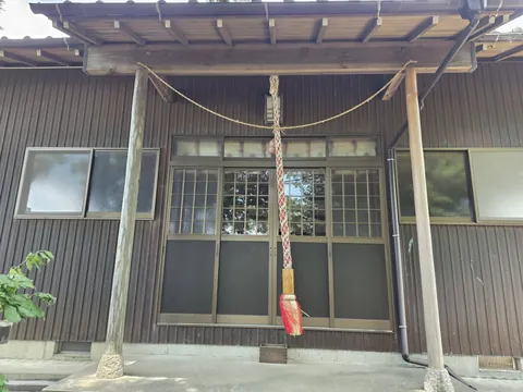 社殿正面。向拝に注連縄を張り、鈴縄を下げる。
