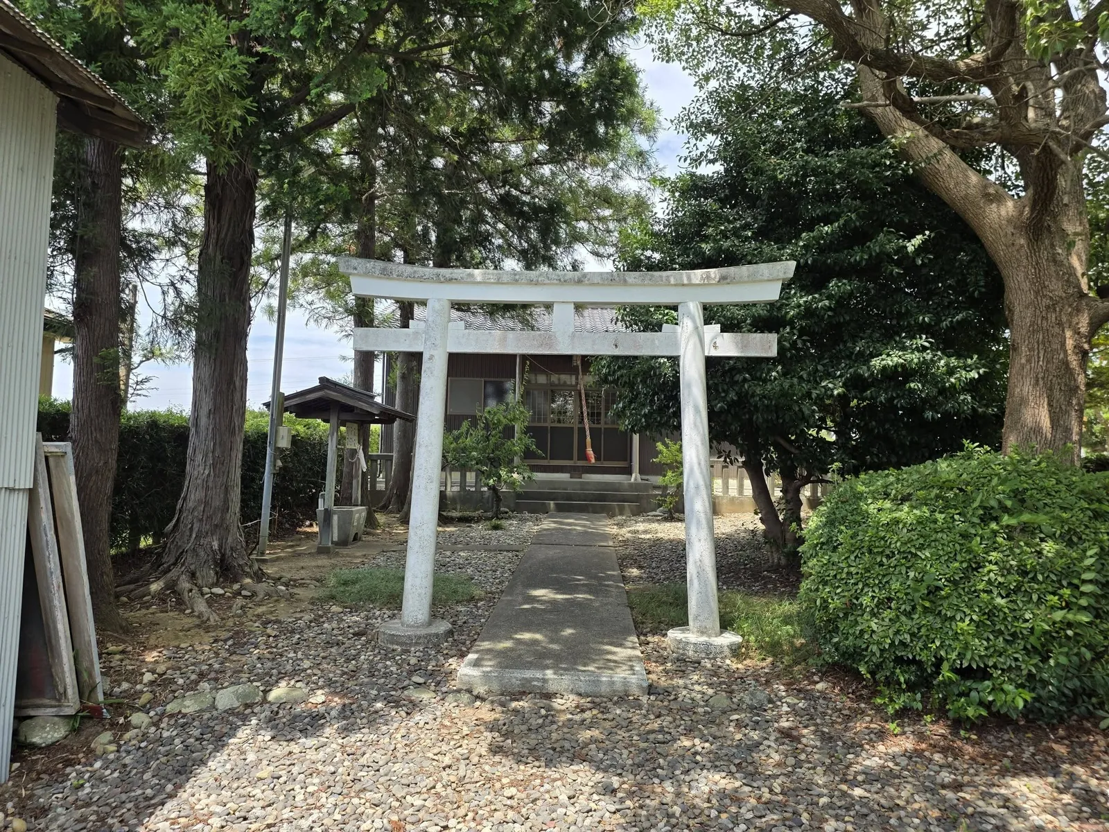 参道の石造鳥居。正面奥に社殿が見える。