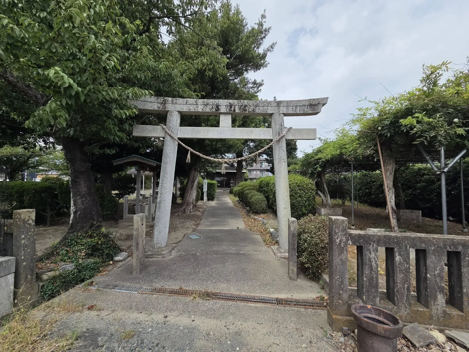 境内入口の石造鳥居と参道。