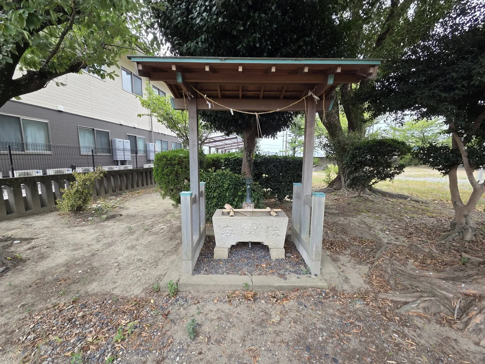 正面から見た境内の手水舎。