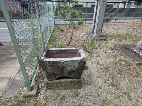 境内入口近くに据えられた石の手水鉢。
