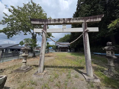 石造鳥居の正面から天神社の社殿を望む。