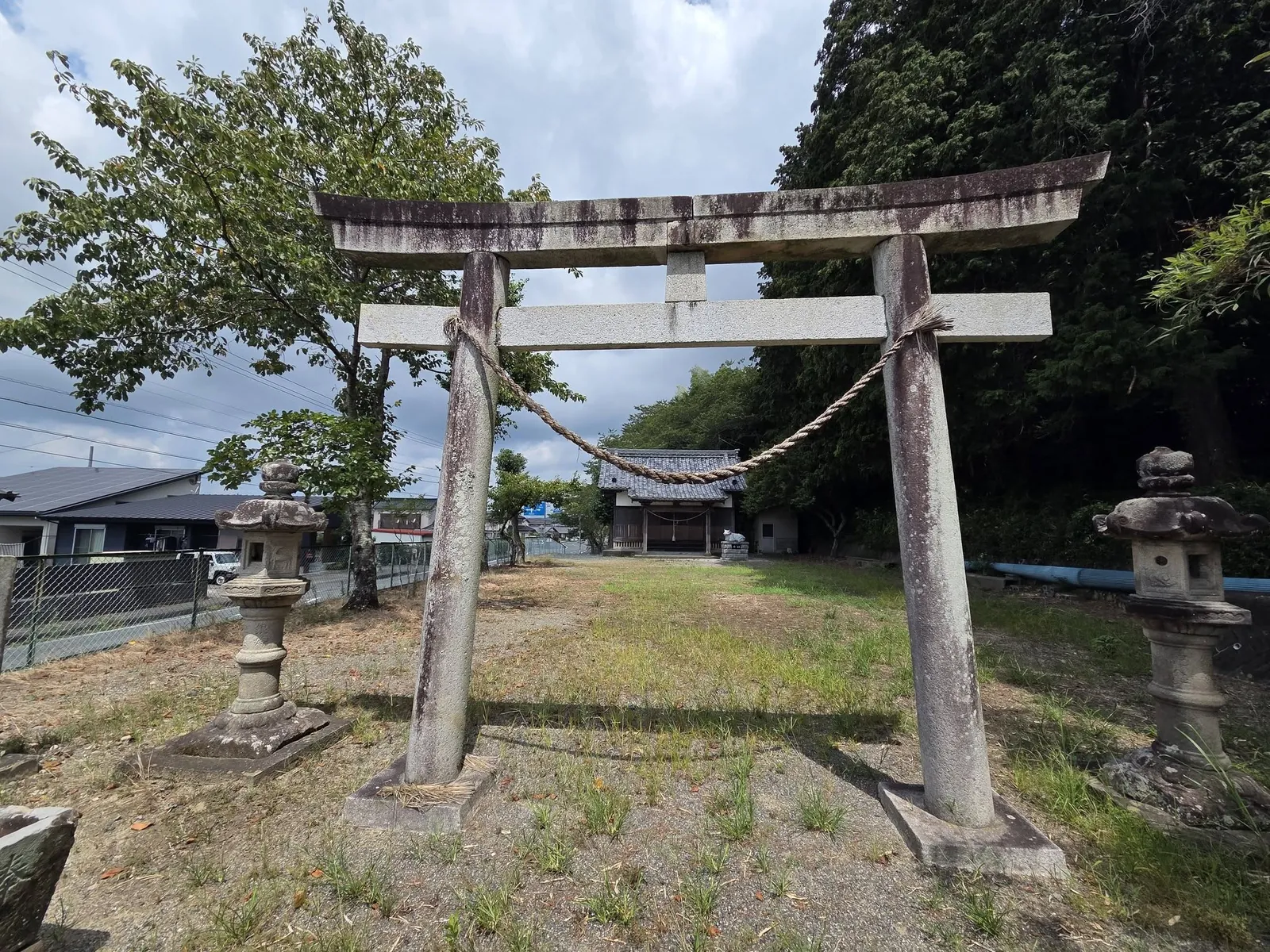 石造鳥居の正面から天神社の社殿を望む。