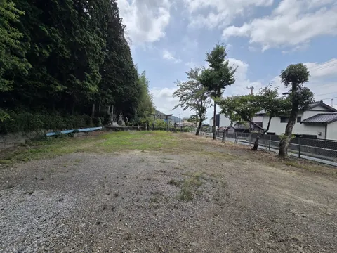 社殿前から広い境内を望む。
