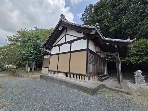 天神社の社殿を斜め前方から見る。