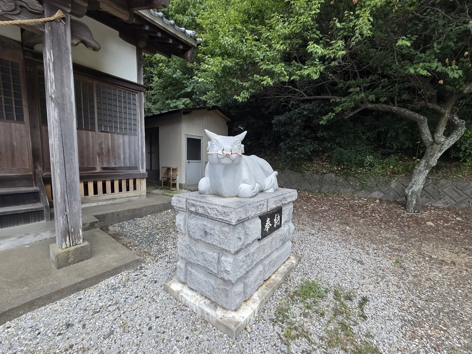 社殿前に立つ狛犬。