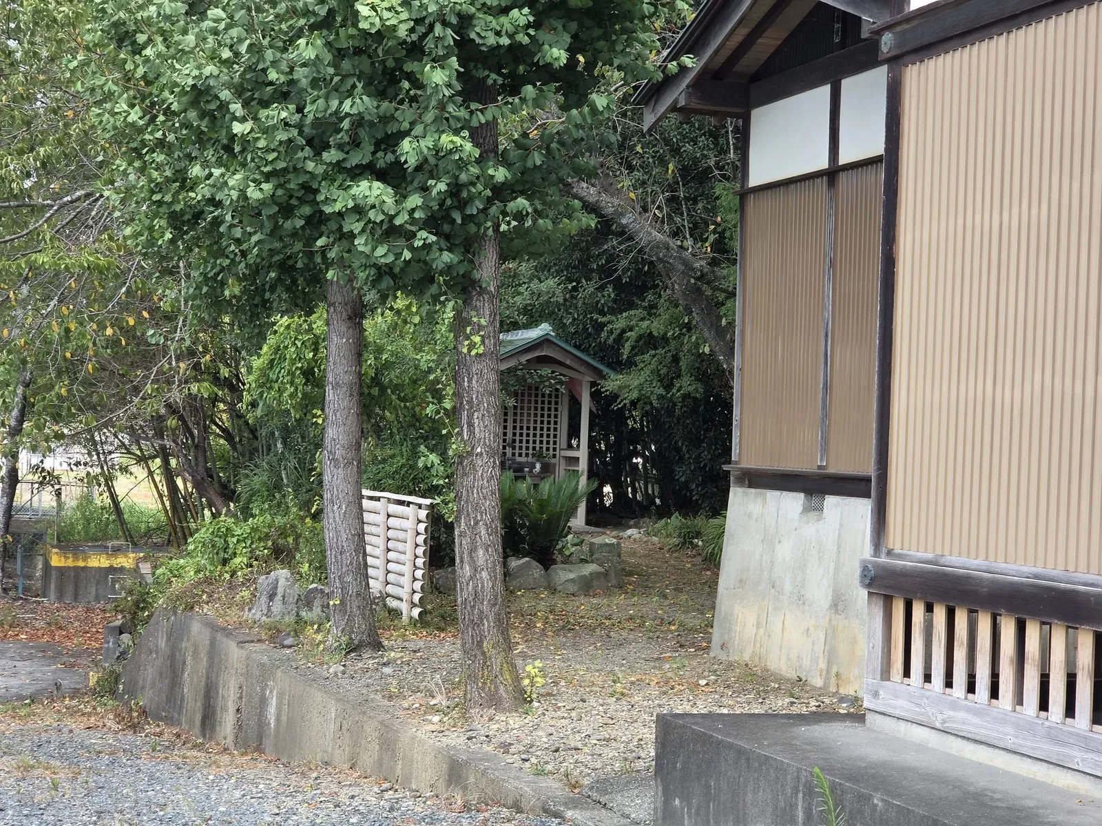 社殿脇の木立に建つ小祠。
