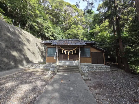天神社：参道正面から見た社殿。向拝に注連縄を掛ける。