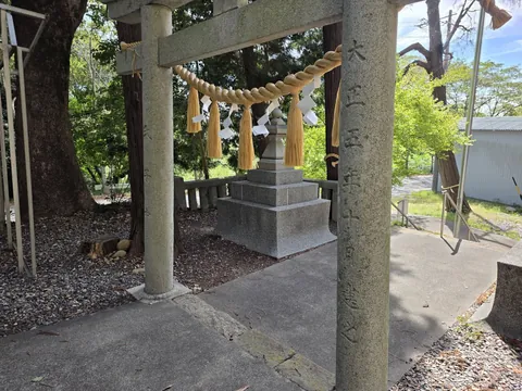 鳥居の内側に立つ石灯籠。右手の柱には「大正五年」の文字が刻まれている。