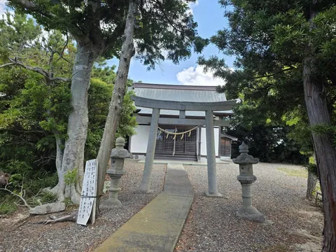 天神社：石造鳥居から天神社の社殿を望む。