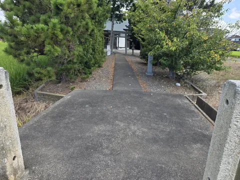 道路側から見た天神社の参道入口と社叢。