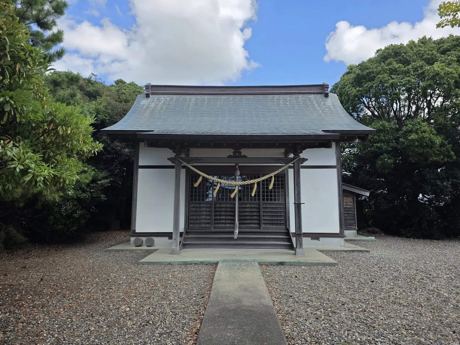 正面から見た天神社の社殿。