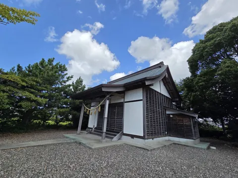 境内から斜め前方に見る天神社の社殿。