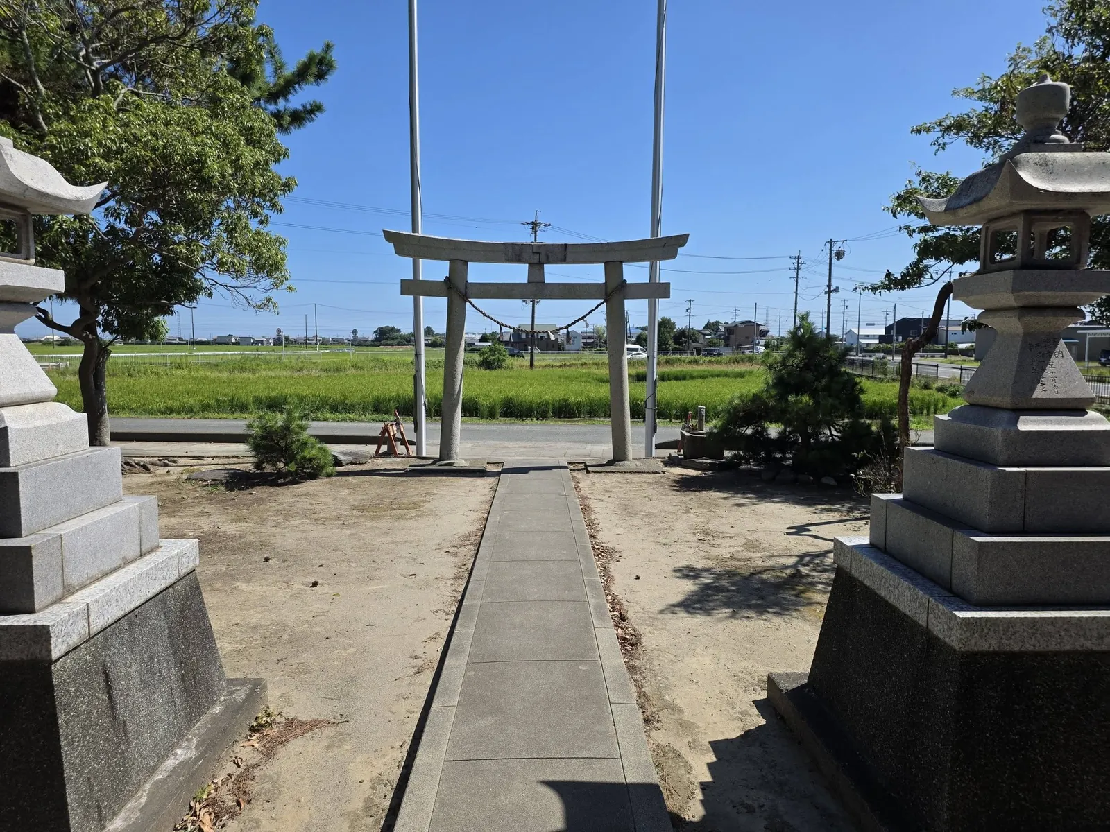 社殿側から石造鳥居へ続く参道。