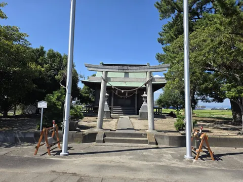 天白神社：石造鳥居から天白神社の社殿を望む。