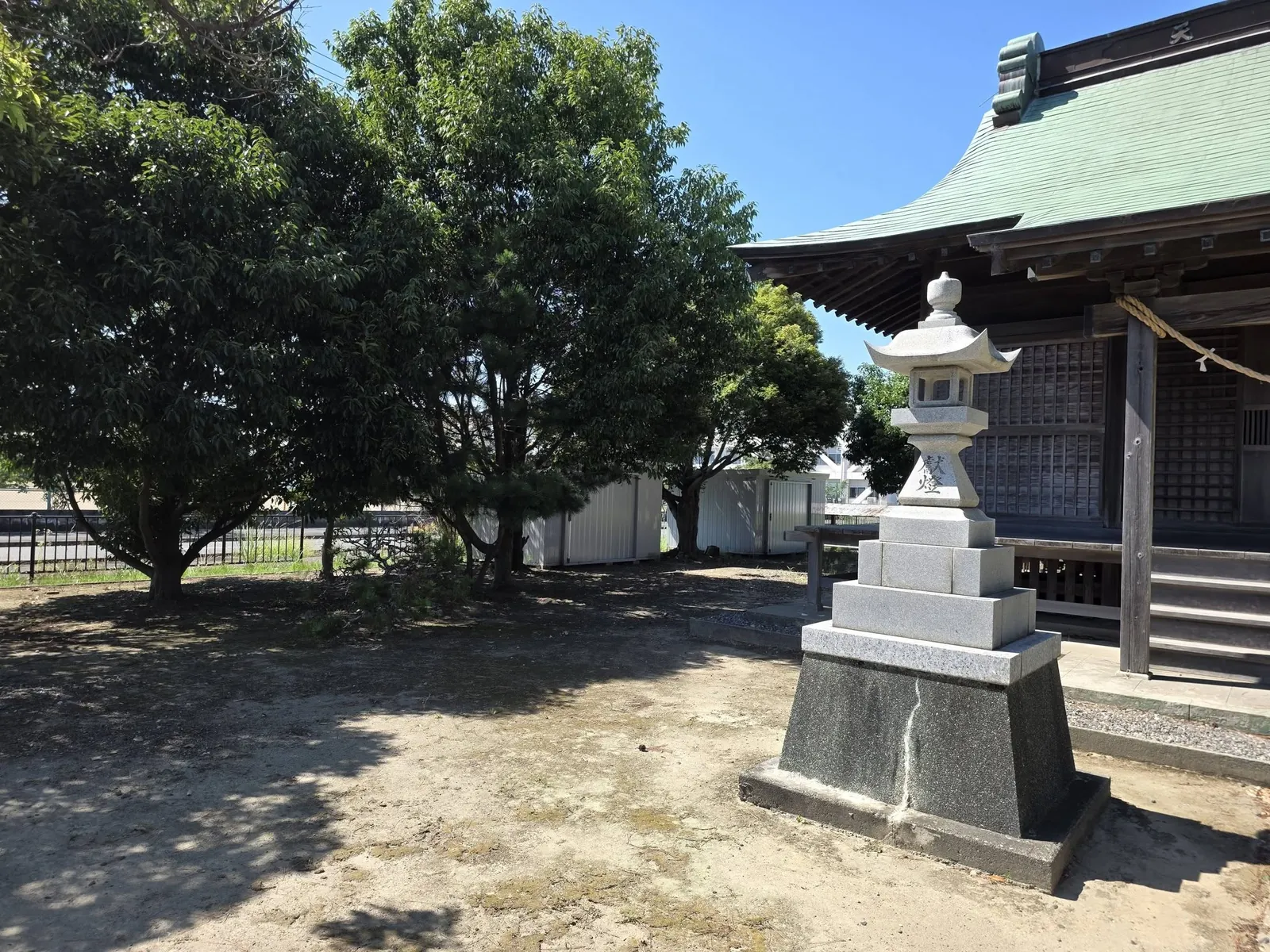石灯籠越しに見た天白神社の社殿。