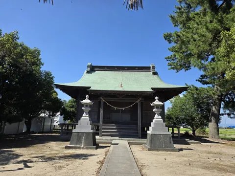 参道正面から見た天白神社の社殿。