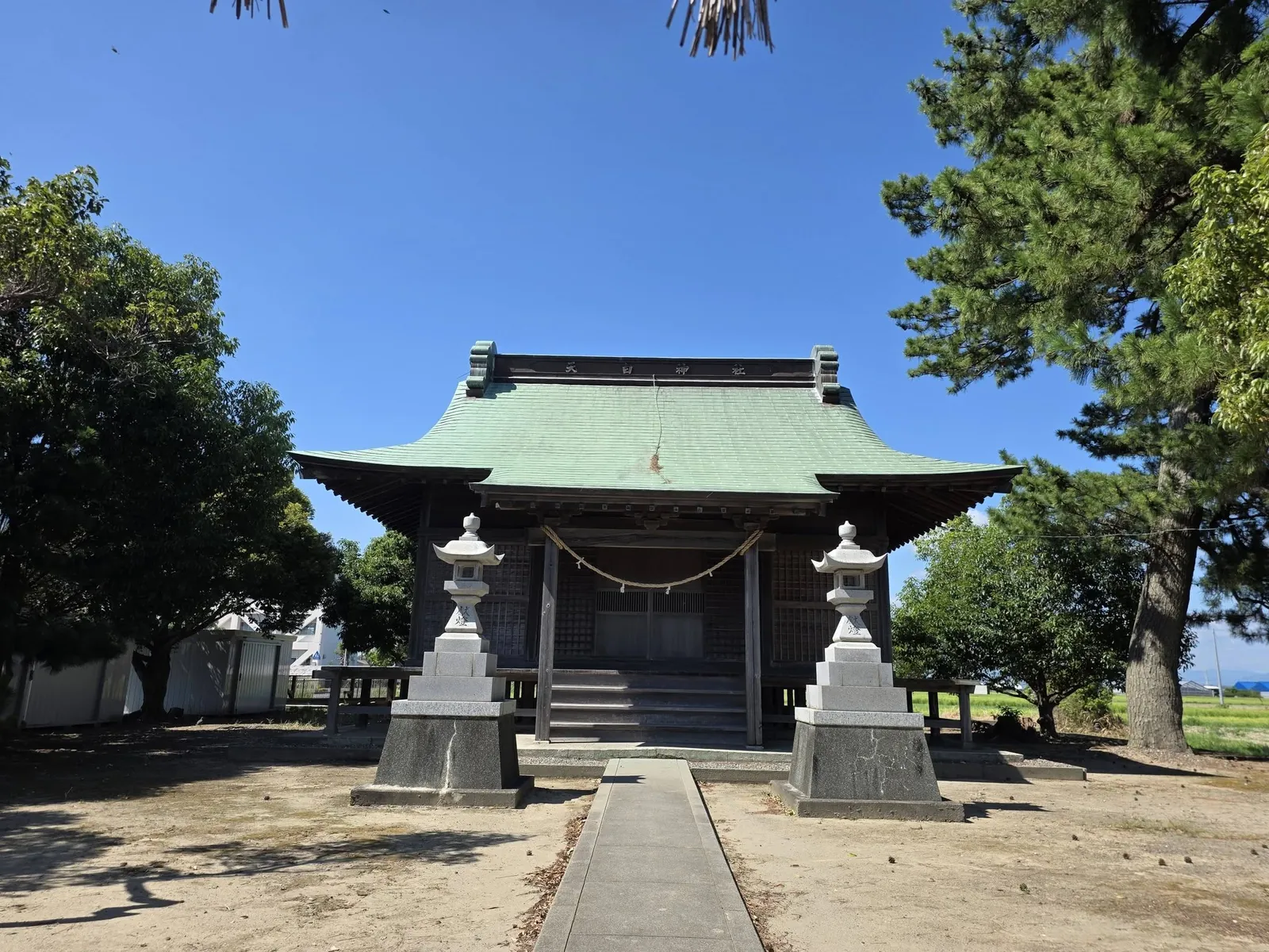 参道正面から見た天白神社の社殿。