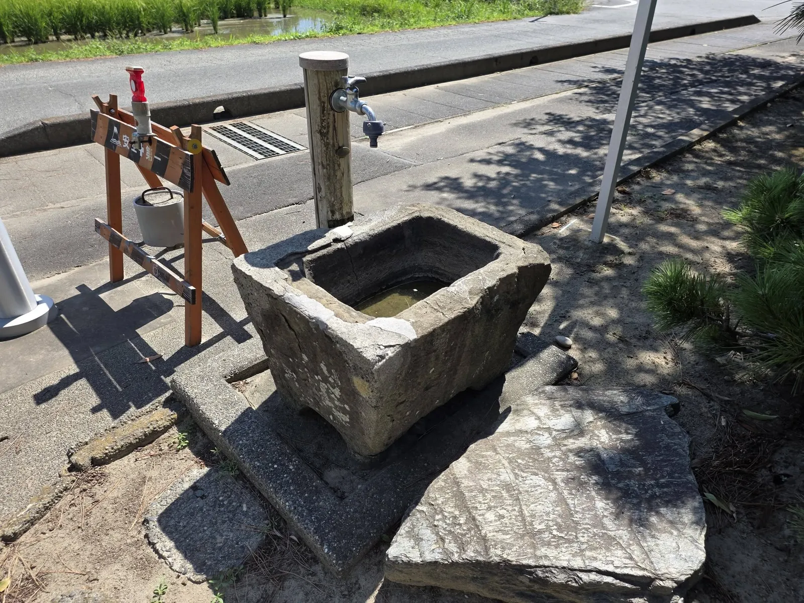 境内入口に置かれた石造の手水鉢。