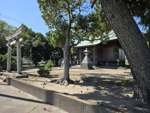 道路側から見た天白神社の社殿と境内。