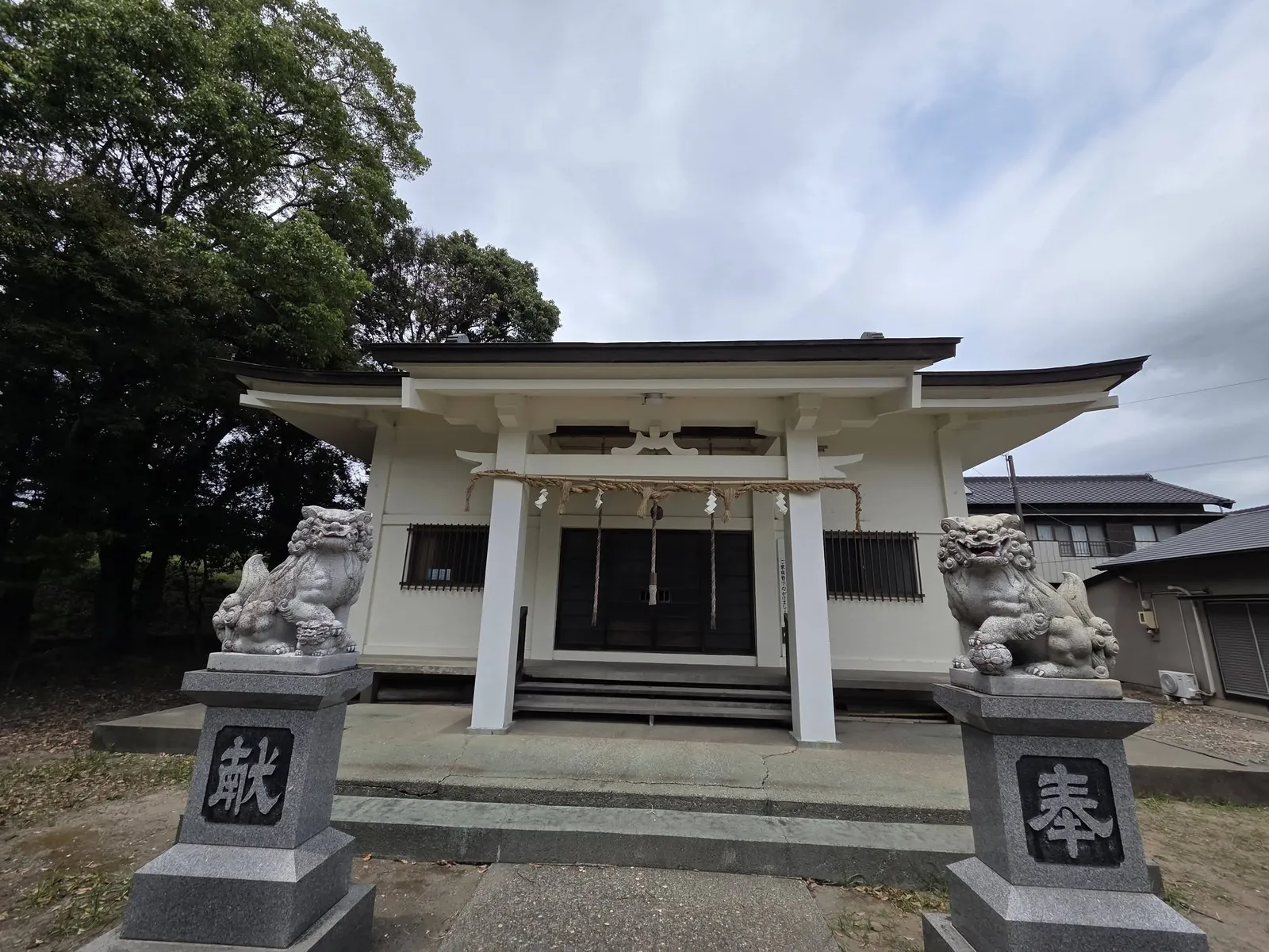 狛犬を配した天白神社の社殿正面。