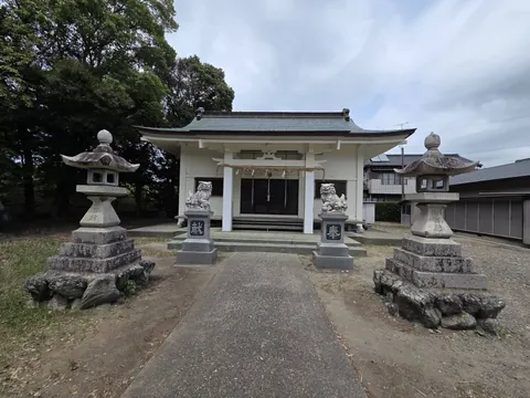 天白神社：参道から見た社殿正面と石灯籠。