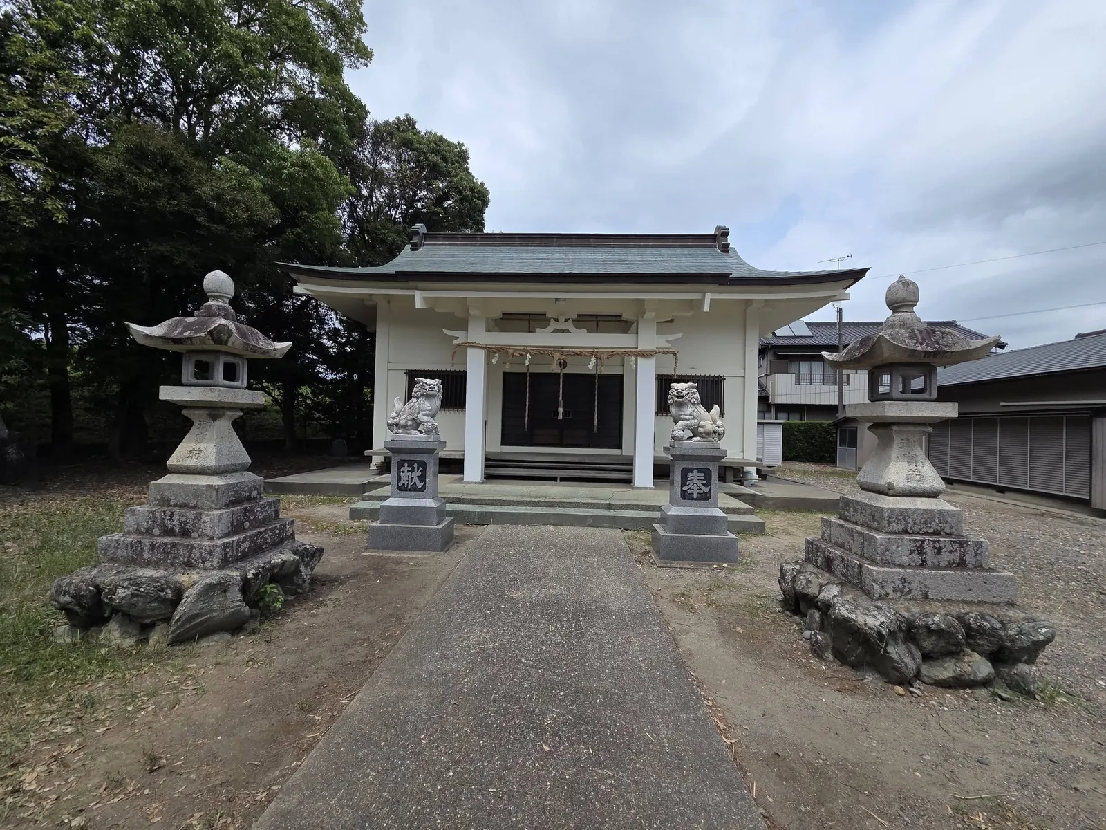 参道から見た社殿正面と石灯籠。